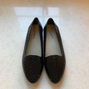 New Women’s Trotters black flat shoes,  size 8 fits regular to wide